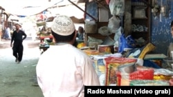 Карачидегі базарда жүрген адамдар