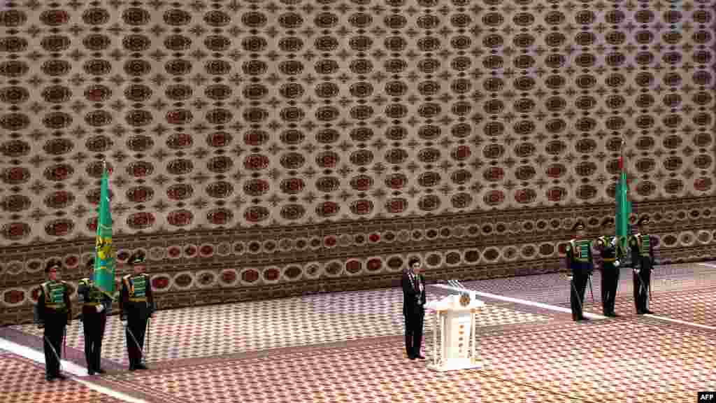 17 февральдә Ашгабадта Төрекмән президенты Гурбангули Бердымөхәммәдов (уртада) икенче мөддәт президентлыкка керешү тантанасында. 12 февральдә үткән сайлауда ул 97 процент тавыш җыйды.