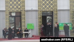 Howanyň çakdanaşa sowukdygyna garamazdan, saýlaw uçastoklarynda açyk howada konsertler hem gurnaldy. Aşgabat, 12-nji fewral, 2012.