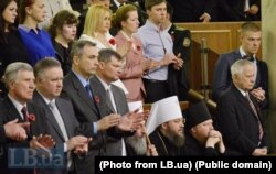 У День памʼяті та примирення, 8 травня 2015 року, у Верховній Раді президент України назвав імена 21 громадянина, якому присвоїли звання Героя України, 10 із них – посмертно. Встали всі присутні, окрім представників УПЦ (Московського патріархату) – зокрема й самого предстоятеля, митрополита Онуфрія (сидить, ліворуч)