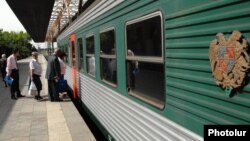 Армения - Поезд на одной из станций (архив)
