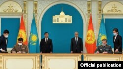 Кыргызстандын президенти Садыр Жапаров менен Казакстан мамлекет башчысы  Касым-Жомарт Токаев. Нур-Султан шаары. 2-март, 2021-жыл. 
