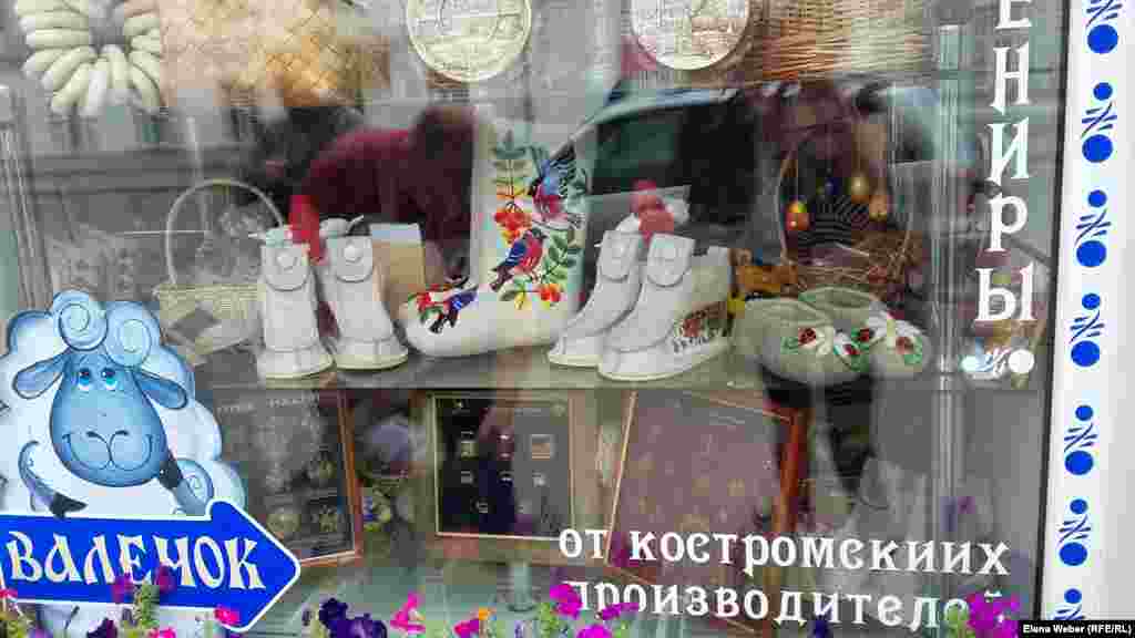 Почти на каждом углу в Костроме есть мелкие сувенирные лавки, где на любой вкус и кошелек можно купить аксессуары для женщин из бересты, камней, дерева. Нарасхват здесь костромской чай. Большой выбор павлопосадских платков, различных валенок, деревянных игрушек и посуды, очень много вещей из шерсти и натурального льна. В конце 18-го - начале 19-го века здесь, как рассказывают экскурсоводы, был самый крупный торговый комплекс России.