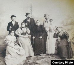 Мелконовы-Езековы, семья матери художника (вторая справа), за ее спиной в белом сюртуке - отец художника. Нахичевань-на-Дону, конец XIX в.