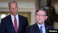 სენატის უმრავლესობის ლიდერი ჯონ ტუნი (მარცხნივ) და წარმომადგენელთა პალატის სპიკერი მაიკ ჯონსონი