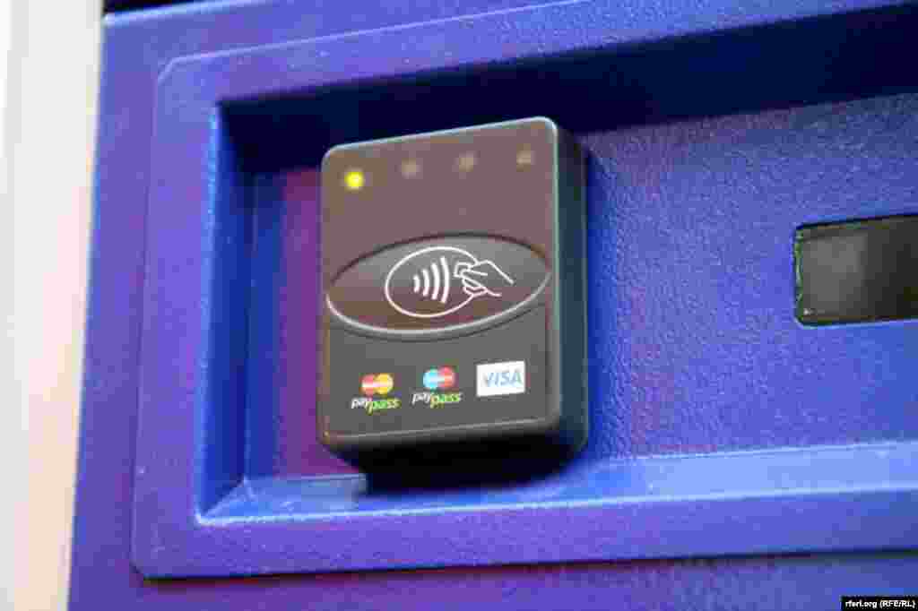 Или бесконтактными банковскими картами, которые редко встретишь даже в Москве.