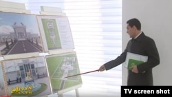 Halkara türkmen alabaý itleri assosiasiýasynyň başlygy Serdar Berdimuhamedow prezident Gurbanguly Berdimuhamedowy taslamalar bilen tanyşdyrýar.