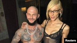 Блогер Анастасия Ивлеева жана рэп ырчы Жиган. 