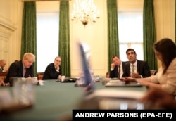 Боріс Джонсон (зліва) і Ріші Сунак (справа) на Даунінґ-стріт. Лондон, 8 липня, 2020.