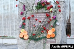 Архангел зиратындагы мемориал комплекстагы таш