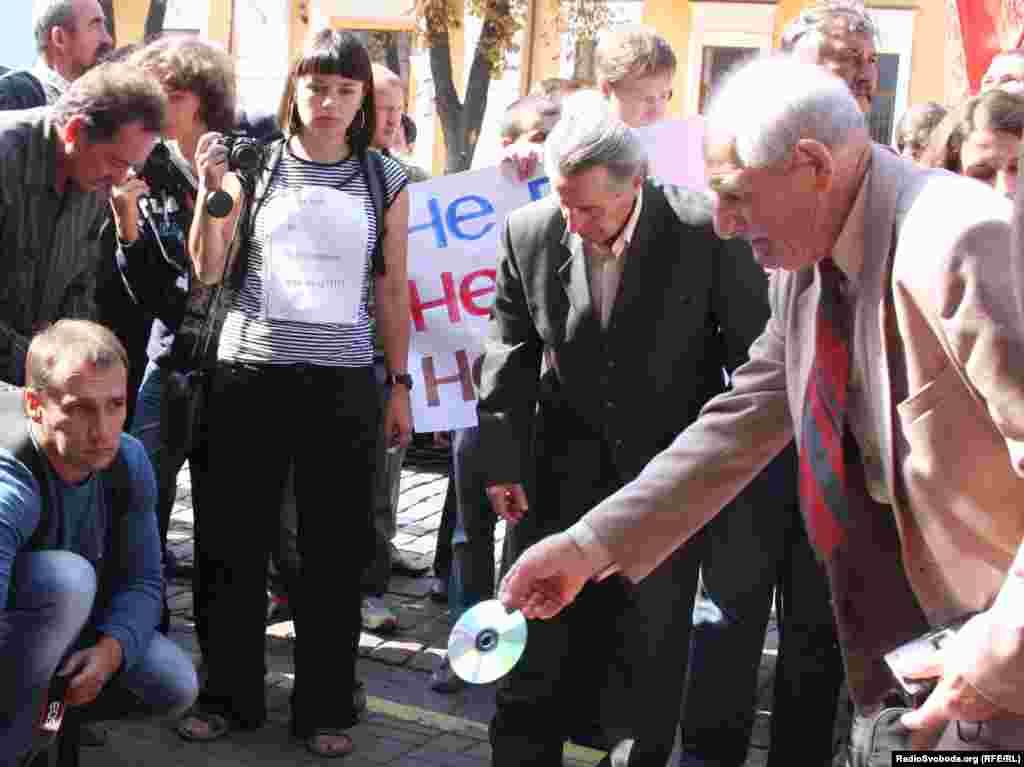 Учасники акції виклали на бруківці цифру 1937 на знак протесту проти повернення до сталінського терору 
