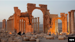 عکسی از «طاق نصرت» یا «طاق پیروزی» در شهر پالمیرا (تدمر)