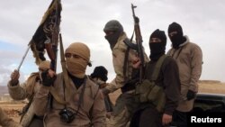 گروهی از افراد جبهه‌النصره که اکنون نام خود را به جبهه فتح‌الشام تغییر داده در این تصویری در نزدیکی لبنان