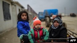 آواره گان سوری در نزدیکی مرز با ترکیه .