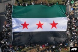 پرچم بزرگ مخالفان حکومت بشار اسد در میدان اموی دمشق، ۹ دسامبر ۲۰۲۴