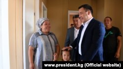 Садыр Жапаров в одном из новых домов, построенных для жителей села Максат. 27 августа 2021 года.