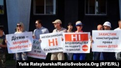 Батьки школярів пікетують мерію, протестуючи проти забудови територій шкіл у Дніпрі