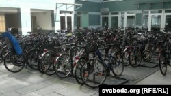 Масавасьць ровараў адлюстроўвае гэты фатаздымак — гэтулькі аматараў двухколавага транспарту сабралася толькі ўнутры аднаго чатырохпавярховага офіснага будынку.