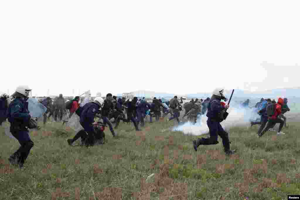 Грецькі поліцейські розганяють групу мігрантів