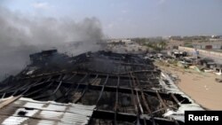 Озодлик суҳбатлашган ўзбекистонлик врач¸ суратда акс этган Ҳудейдадаги бомбаланган сут заводининг шундоққина ëнида яшайди.