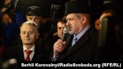 Мустафа Джемілєв (Л) і Рефат Чубаров на мітингу під Адміністрацією президента, Київ, 21 листопада 2015 року 