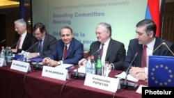Armenia - Foreign Minister Edward Nalbandian (second from right) attends a meeting of the PACE Standing Committee in Yerevan, 31May2013.