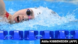 Kытайлык суучул Чжан Юйфэй 200 метрге баттерфляй ыкмасында сүзүүдө биринчи орунду алды.