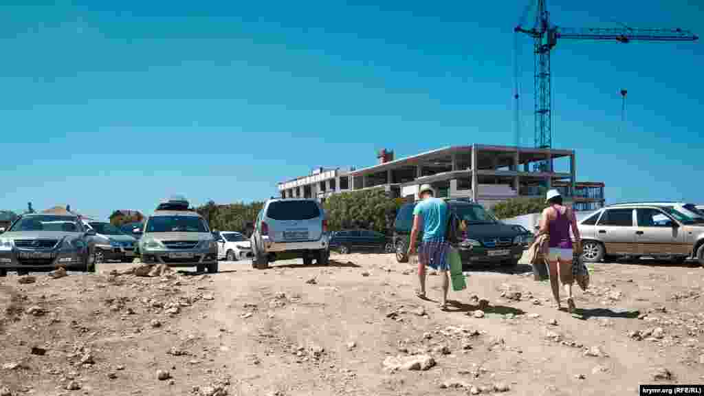 Plâj yanında park yeri yoq, maşnalarnı yük maşnaları bozğan meydançıqta qaldıralar