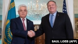 Iамеркан пачхьалкхан секретар Помпео Майк а, Казахстанан арахьарчу гIуллакхийн министр Атамкулов Бейбут а.