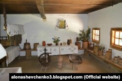 «Долівка – утрамбована, вирівняна та помазана глиною земля в приміщенні; взагалі підлога. То лінива дівка, як не мита долівка». Словник української мови, том 2. Фото: Альона Шевченко