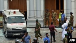 Շտապօգնության մեքենան և իրավապահները եկեղեցու մուտքի մոտ պայթյունից հետո, 21 ապրիլի, 2019թ․