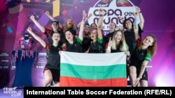 Женският национален отбор на България по футбол на маса (джаги) ликува след победата си над Франция на финала на Световното първенство в Сарагоса, Испания, 29 юни 2025 г.