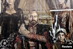 "Керемет кылым" телесериалынын жарнамалык тактасы Стамбулда 2011-жылдын 9-январында жабыркагандан кийинки көрүнүш