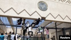 معترضان یمنی روز پنجشنبه به سفارت آمریکا در صنعا یورش بردند