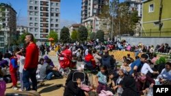 Жер титирөөдөн кийин сыртка чыккан тургундар, Стамбул, 23-апрель 2025-жыл. 