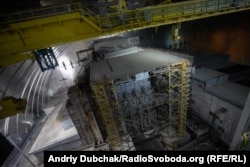 Із висоти близько ста метрів, з-під стелі конфайнменту, нам відкривається краєвид на саркофаг четвертого енергоблоку ЧАЕС. Масштаби вражають