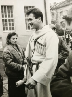 Початок 90-х у Львові. Георгій Гонгадзе гордий за своє грузинське коріння. Кинджал дідів