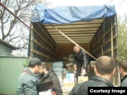 Добровольці допомагають заблокованій військові частині