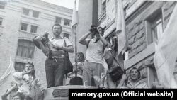 Під час підняття національного синьо-жовтого прапора над Києвом, 24 липня 1990 року