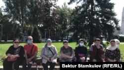 Родственники кыргызстанок, остающихся в Сирии, провели акцию в Бишкеке. Они просят у властей помощи в возвращении женщин домой. 3 августа 2020 г.