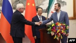 Зліва направо: заступник міністра закордонних справ Росії Сергій Рябков, заступник голови МЗС Китаю Ма Чжаосюй та заступник голови іранського МЗС Казем Гарібабаді на зустрічі в Пекіні, 14 березня 2025 року