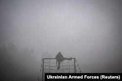 Рекрут 24-ї ОМБр долає смугу перешкод в жовтні 2024-го року