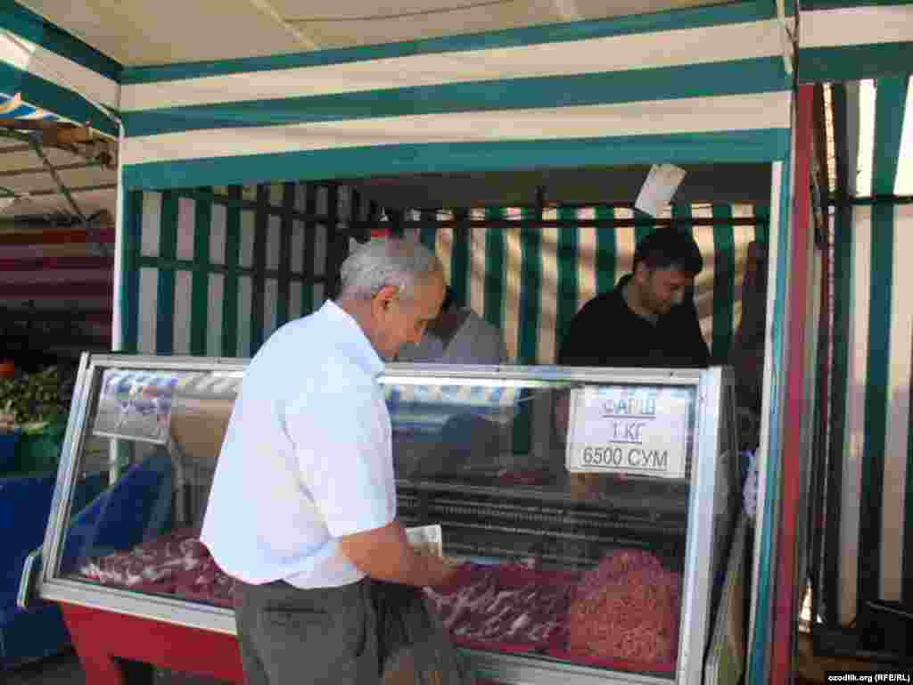 Июн куни тасвирга туширилган бу нархлар бир ой ўтиб-ўтмай¸ яна ўтмишга айланди. - Тошкент бозорида гўшт растаси