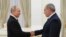 Президент РФ Владимир Путин (слева) и премьер-министр Армении Никол Пашинян 