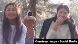 Кадр из видео, который вызвал шквал критики в адрес героинь сюжета. 