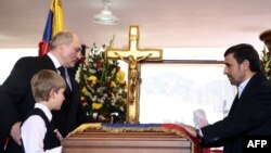 Аляксандар Лукашэнка з сынам і Махмуд Ахмадзінэджад на разьвтаньні з Чавэсам