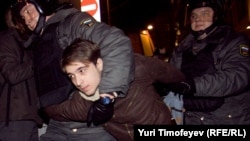 بازداشت معترضان به روند انتخابات پارلمانی در مسکو. ۶ دسامبر ۲۰۱۱.