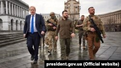 Ուկրաինայի նախագահ Վլադիմիր Զելենսկին և Մեծ Բրիտանիայի վարչապետ Բորիս Ջոնսոնը Կիևի Անկախության հրապարակում (Մայդան Նեզալեժնոստի), 9-ը ապրիլի, 2022թ․