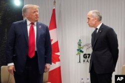 Президент США Дональд Трамп (л) зустрічається з прем'єр-міністром Канади Марком Карні на полях саміту «Групи семи». Канада, Кананаскіс, 16 червня 2025 року