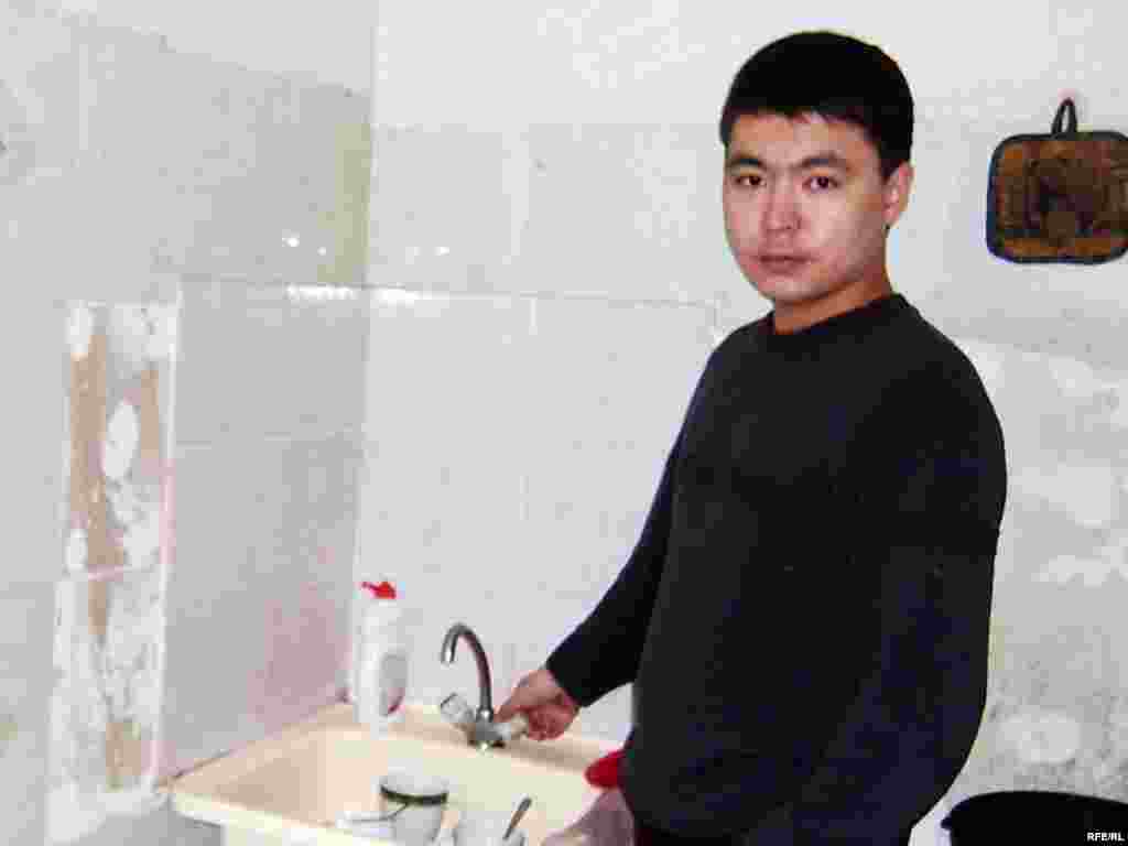 Артист балета Бахыт Ансабаев показывает, что в кране на общей кухне опять нет воды. Астана, 13 января 2009 года.  - Артист балета Бахыт Ансабаев показывает, что в кране на общей кухне опять нет воды. Астана, 13 января 2009 года. 